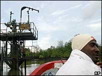 Militant sails past oil well
