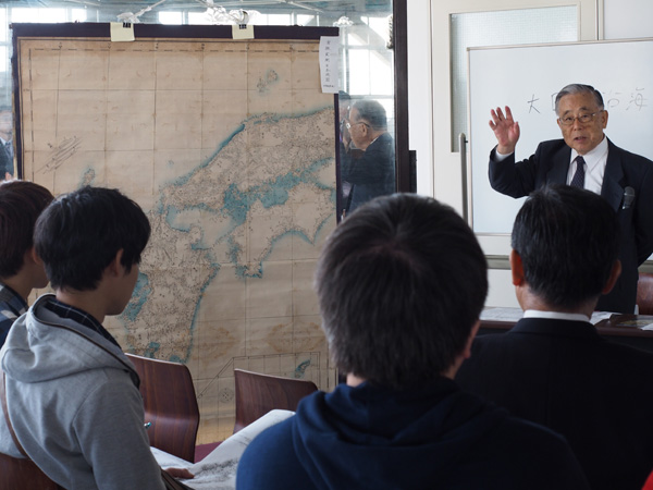 写真7:清水靖夫先生(元本学非常勤講師、元新宿区文化財保護審議委員)による